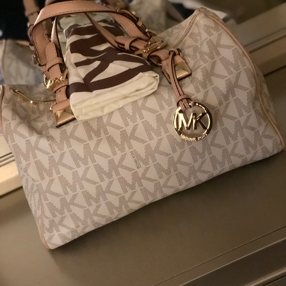 Authentic Michael Kors Bag. Dust Bag included